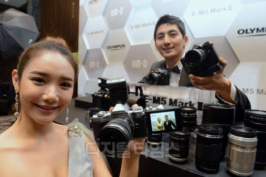 6일 JW메리어트호텔 동대문 스퀘어 서울에서 열린 올림푸스 'OM-D E-M5 Mark Ⅱ' 출시행사에서 모델들이 최신 손떨림 방지 기술을 시연하고 있다. 'E-M5 Mark Ⅱ'는 올림푸스 고유의 보디 내장형 5축 손떨림 방지 기술을 강화한 카메라로 손에 들고 영상을 촬영하더라도 떨림이 적은 고가의 '스테디캠'을 사용한 것처럼 찍을 수 있는다고 제작사는 밝혔다. 또한 미러리스 카메라 최초로 4천만 화소의 초고해상도 촬영 기능을 탑재했다. 3월초 출시예정으로 가격은 미정이다.
김민수기자ultrartist@